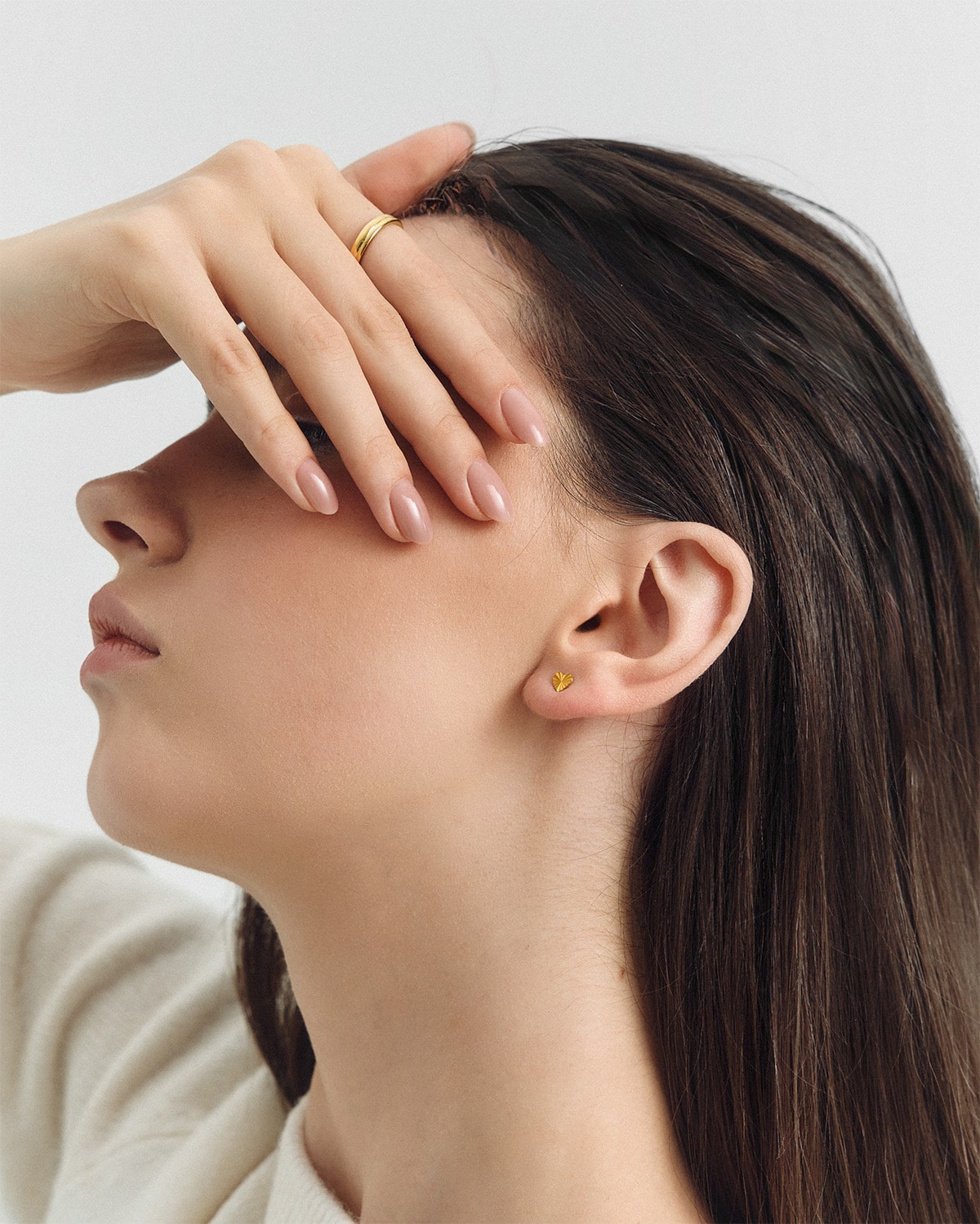 ゴールドピアスレディース着画