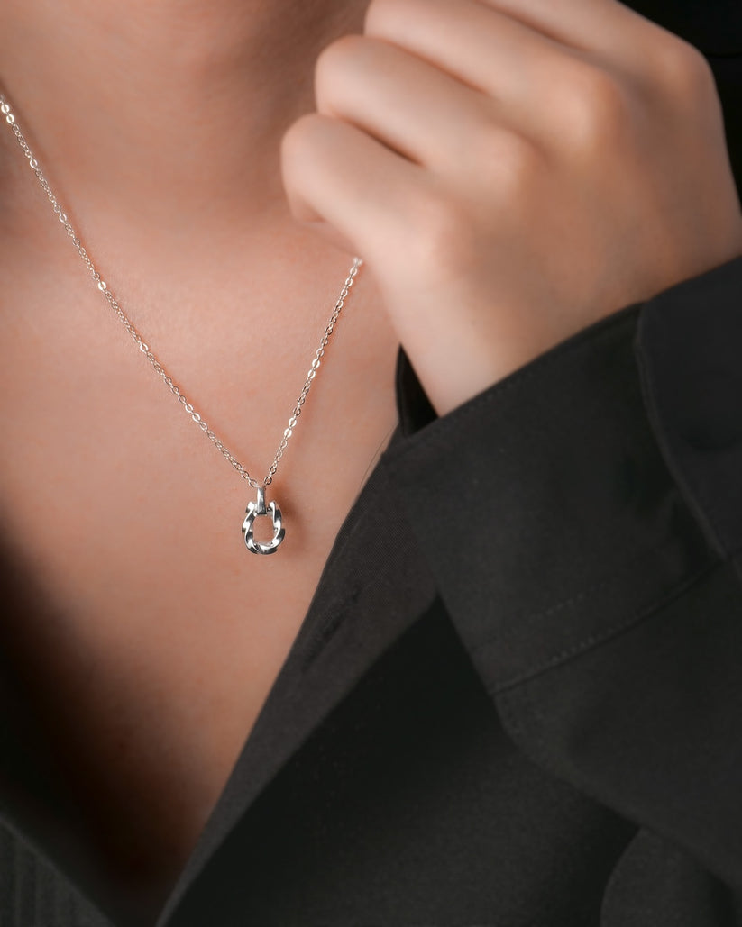 ツイストホースシューネックレス メンズ 細いデザイン