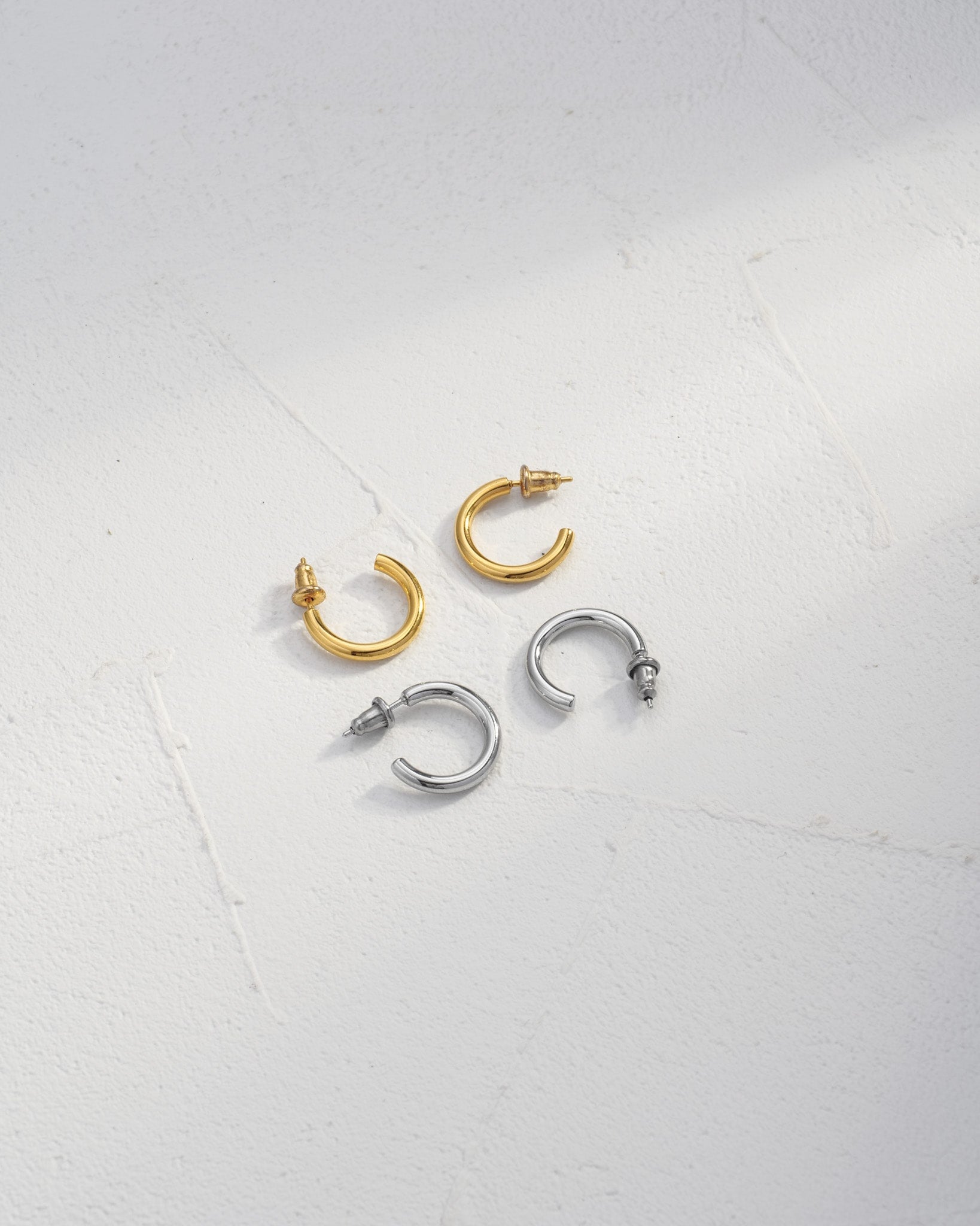 シンプルなフープピアス