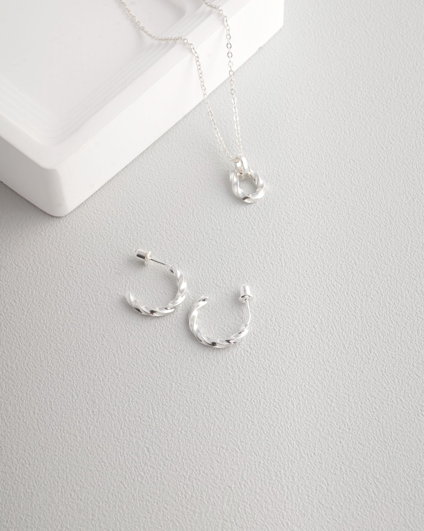 Twist pierce S925