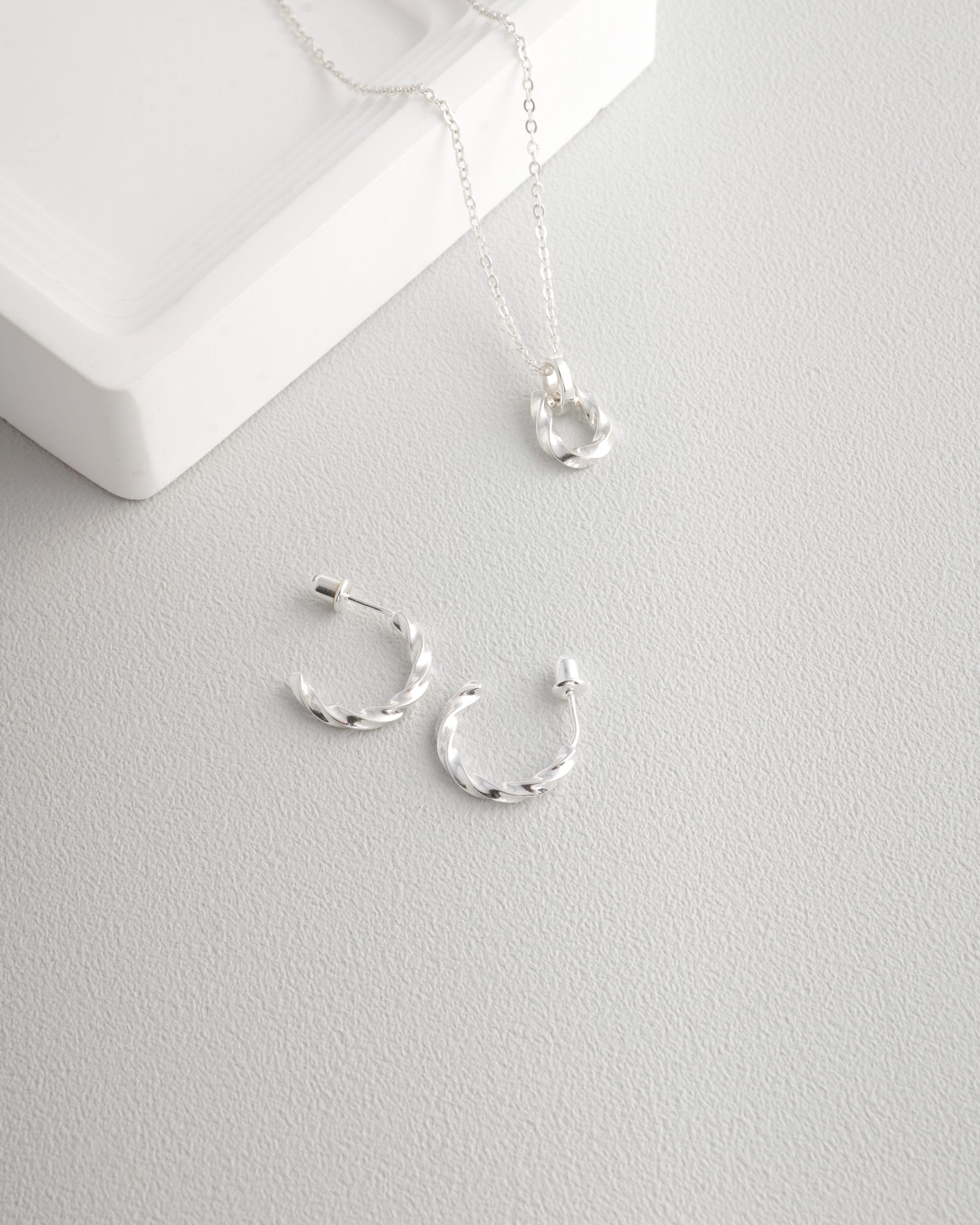 Twist pierce S925