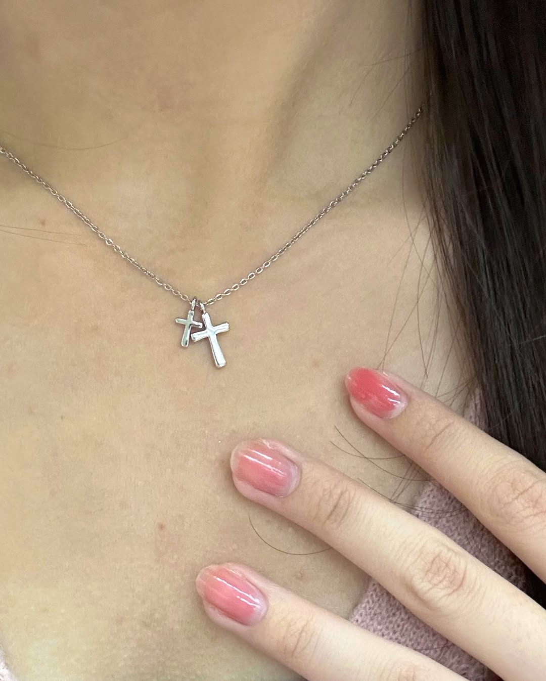 2連のシルバークロスネックレスとピンクのネイル・カーディガンの寄り