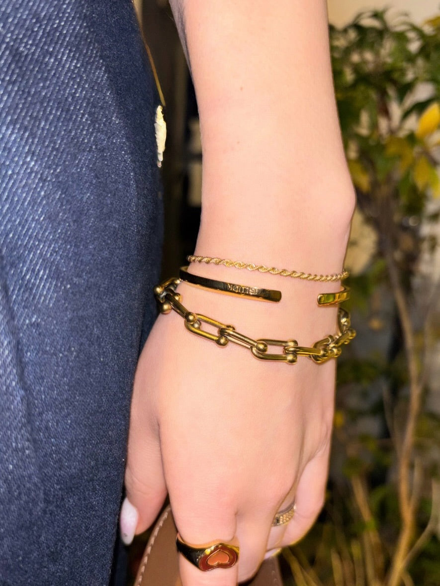 デニムスタイルの手元に、ゴールドバングルとリングを重ね付けしたさりげないアクセサリーコーデ