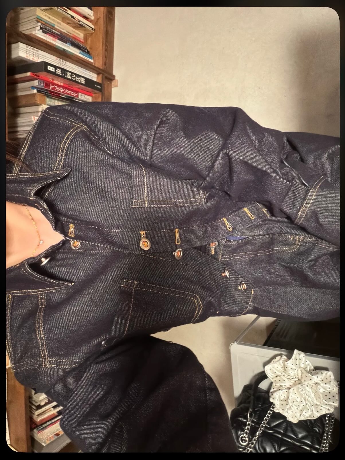 ステッチが映えるデニムジャケットのカジュアルスタイル。首元に小粒のネックレスが上品に馴染む。