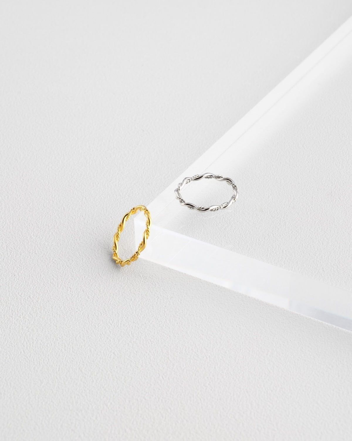 GLUCK(グルック)のGeminiリング。ゴールドとシルバーの繊細なツイストデザインが施されたサージカルステンレス製指輪