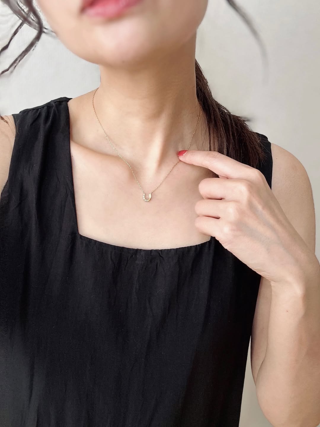 Mini Horseshoe Necklaceネックレスモデル