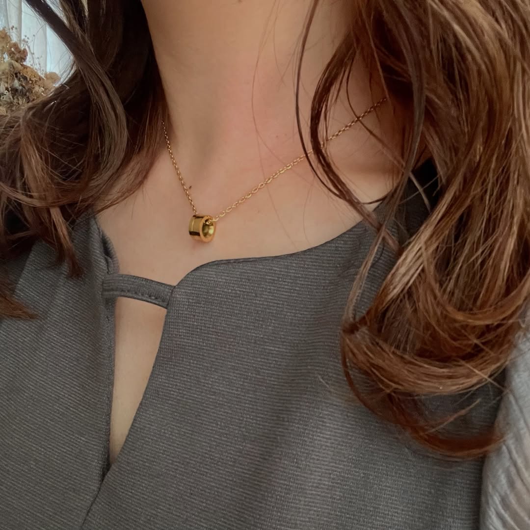 ほどよいサイズ感のチャームが品よく馴染むネックレス