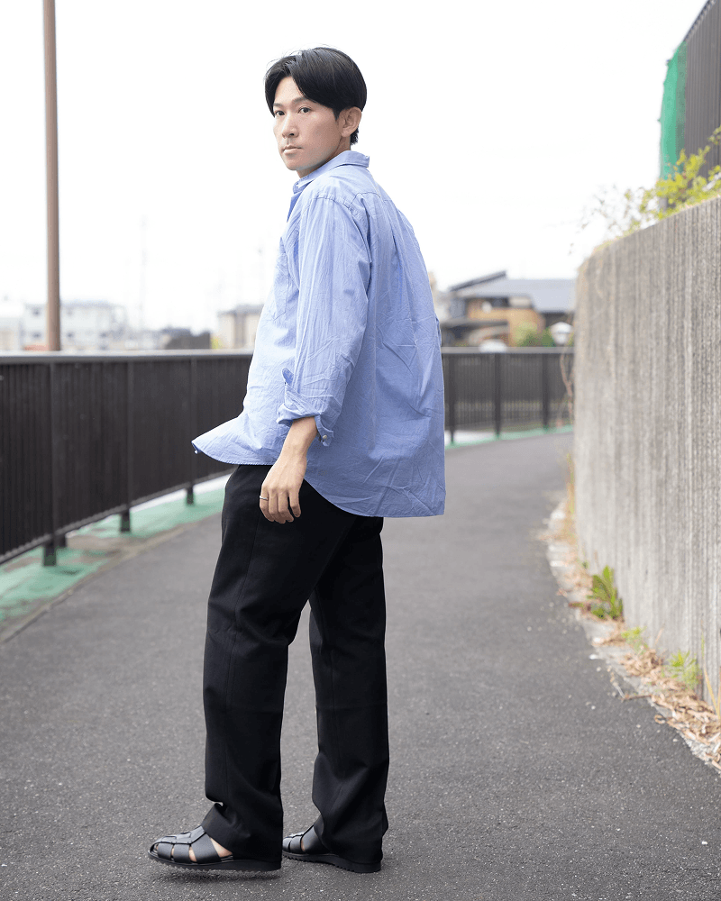 ラフな装いにも自然と馴染むリング